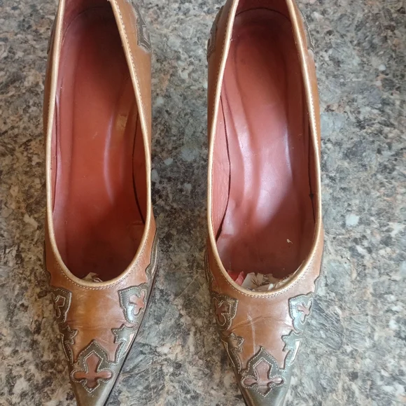 Donald J Pliner Pointed-Toe Pumps Size 8M - Picture 9 of 9